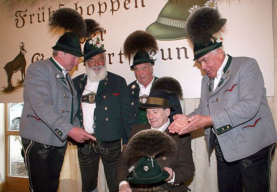 Von links: Organisator Hias Koch (Eisenärzt), Max Aichler aus Valley, Franz Piechatschek aus Greimharting bei Prien, Organisator Herbert Eder aus Eisenärzt und Gamsbartbinder Eduard Zaiser aus dem österreichischen Steinhaus (Foto: Anton Hölzelsperger)